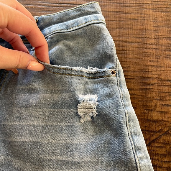 Light wash fringe jean shorts - Picture 4 of 8